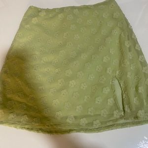 Beginnings Boutique Green flower mini skirt.